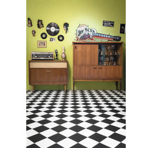 Retro pokoj s nábytkem, dekoracemi a šachovnicovou podlahou