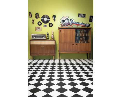 Retro pokoj s nábytkem, dekoracemi a šachovnicovou podlahou