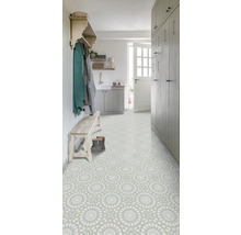 Vstupní prostor se vzorovanou podlahovou krytinou, šatnou a lavicí