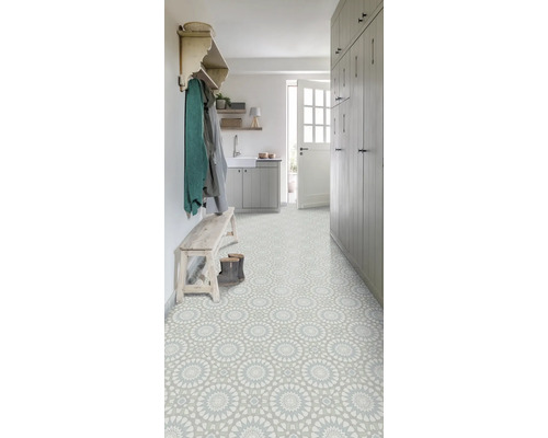 Vstupní prostor se vzorovanou podlahovou krytinou, šatnou a lavicí