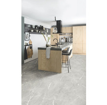 Světlá kuchyně s kuchyňským ostrůvkem, barovými stoličkami a šedou mramorovou podlahou