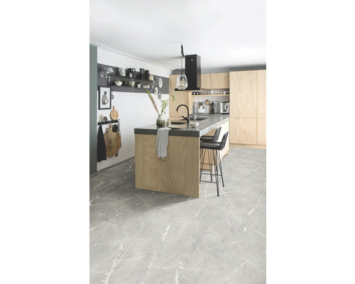 Světlá kuchyně s kuchyňským ostrůvkem, barovými stoličkami a šedou mramorovou podlahou