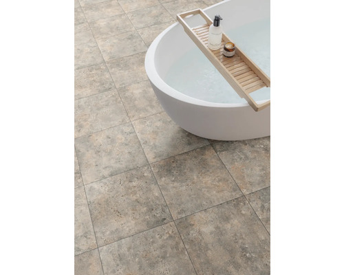 Koupelna se čtvercovými dlaždicemi a vanou