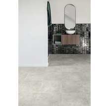 Moderní koupelna se šedou dlažbou, umyvadlem a zrcadlem