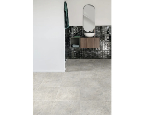 Moderní koupelna se šedou dlažbou, umyvadlem a zrcadlem