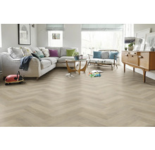 Světlý obývací pokoj s parketovou podlahou ve tvaru rybí kosti, pohovkou a dřevěným nábytkem