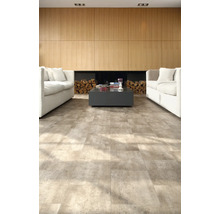 Světlý obývací pokoj s vinylovou podlahou s kamenným vzhledem, pohovkami a krbovým dřevem