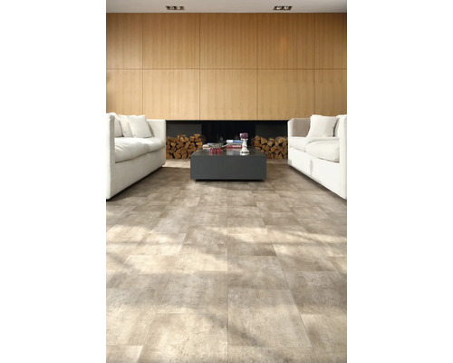 Světlý obývací pokoj s vinylovou podlahou s kamenným vzhledem, pohovkami a krbovým dřevem