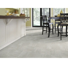 Světlá místnost s dlažbou v čtvercovém uspořádání a kuchyňským ostrůvkem s barovými židlemi