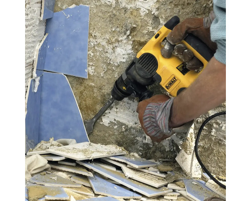 Odstraňování dlaždic pomocí vrtacího kladiva