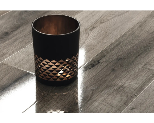 Skleněný svícen s geometrickým vzorem