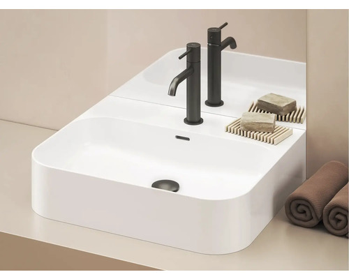 Moderní koupelnové umyvadlo s bateriemi a ručníky