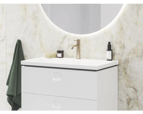 Koupelnová umyvadlová skříňka s baterií, zrcadlem a doplňky před mramorovou stěnou