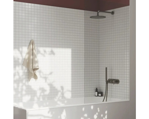 Moderní koupelna s vanou, mozaikovými obklady a dešťovou sprchou