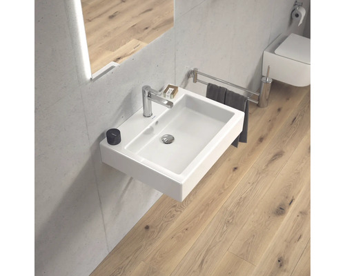 Koupelna s obdélníkovým umyvadlem na stěnu, vodovodní baterií a držákem na ručníky