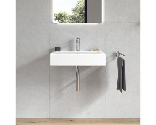 Moderní koupelna s bílým umyvadlem, baterií, držákem na ručníky a zrcadlem s osvětlením.