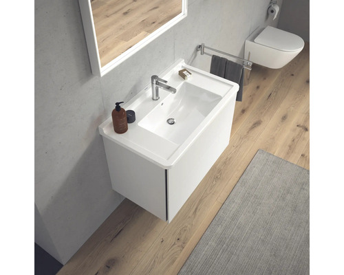 Koupelna s umyvadlovou skříňkou, zrcadlem a toaletou