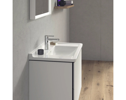 Umyvadlová kombinace s umyvadlem, baterií a skříňkou ve stylové koupelně.