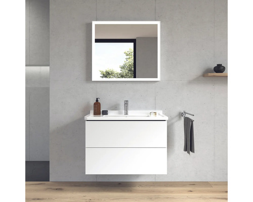 Moderní koupelna s bílou skříňkou pod umyvadlo a osvětleným zrcadlem