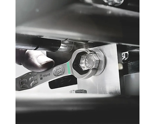 Muž používá očkový klíč Wera k utažení šroubu.