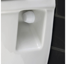 Detailní pohled na pisoár s tlačítkem splachování