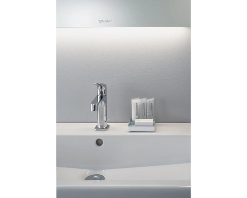 Umyvadlo s baterií, mýdlem a kosmetickými produkty