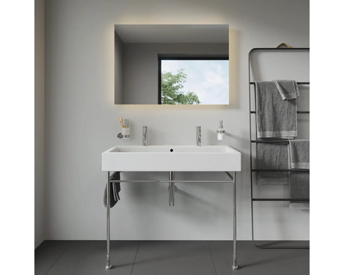 Moderní koupelna s dvojitým umyvadlem, osvětleným zrcadlem a držákem na ručníky