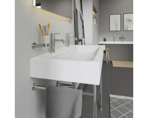 Moderní koupelna s dvojitým umyvadlem, bateriemi a držákem na ručníky