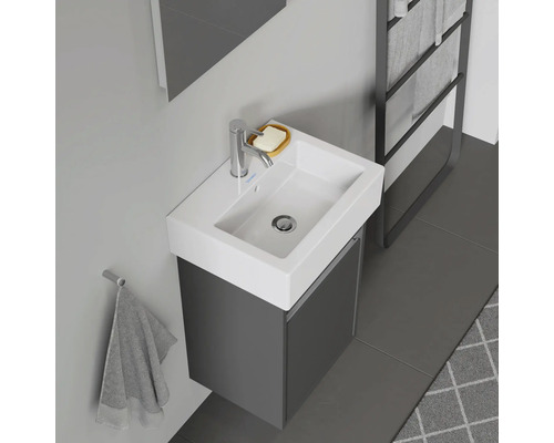 Koupelna s umyvadlem, vodovodní baterií a držákem na ručníky