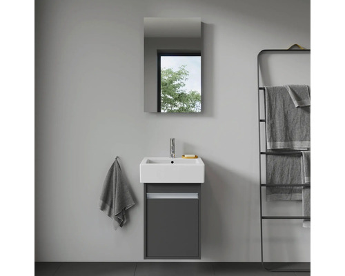 Koupelna s umyvadlem, zrcadlovou skříňkou a držákem na ručníky