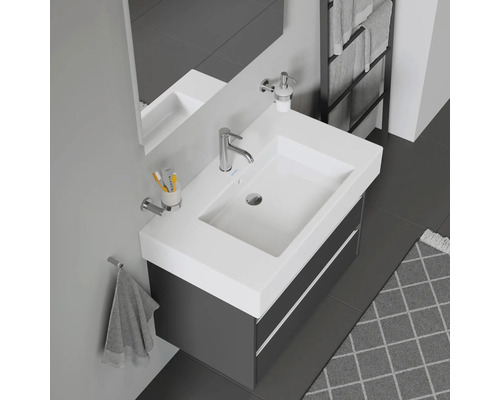 Moderní koupelna s umyvadlem, zrcadlem a držákem na ručníky pro stylové prostředí