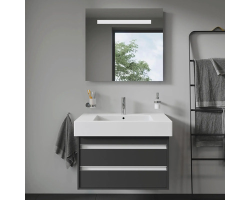 Moderní koupelna s umyvadlovou skříňkou, zrcadlem s osvětlením a držákem na ručníky