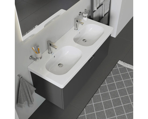 Koupelna s dvojitým umyvadlem, bateriemi a šedou spodní skříňkou