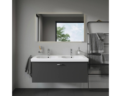 Moderní koupelna s dvojitým umyvadlem, osvětleným zrcadlem a držákem na ručníky