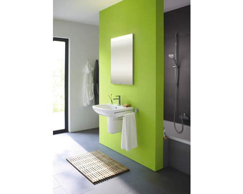 Koupelna s umyvadlem, zrcadlem a vanou