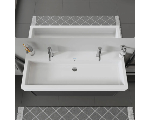 Dvojité umyvadlo se dvěma kohoutky, dávkovačem mýdla a kelímkem na zubní kartáčky v koupelně