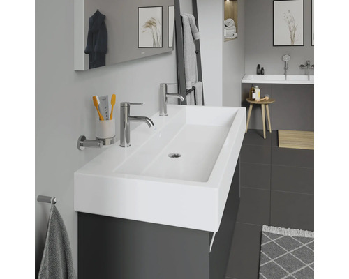 Moderní koupelna s dvojitým umyvadlem, vodovodními bateriemi a doplňky