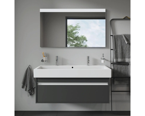 Moderní koupelna s umyvadlem, zrcadlem a držákem na ručníky