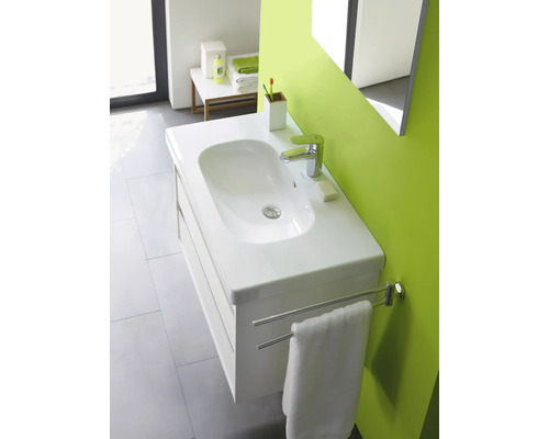 Moderní umyvadlo do koupelny se skříňkou a držákem na ručníky