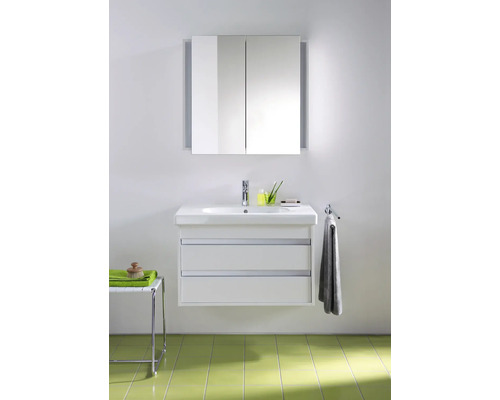 Koupelna s umyvadlovou skříňkou, zrcadlovou skříňkou a poličkou