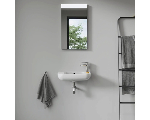 Moderní koupelna s umyvadlem, zrcadlem a držákem na ručníky