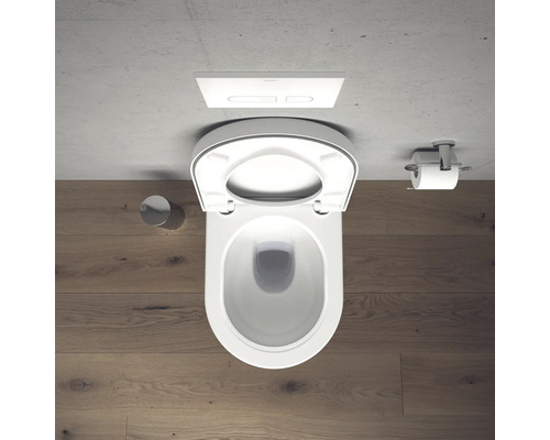 Pohled shora na toaletu s otevřeným víkem, držákem toaletního papíru a ovládacím panelem.