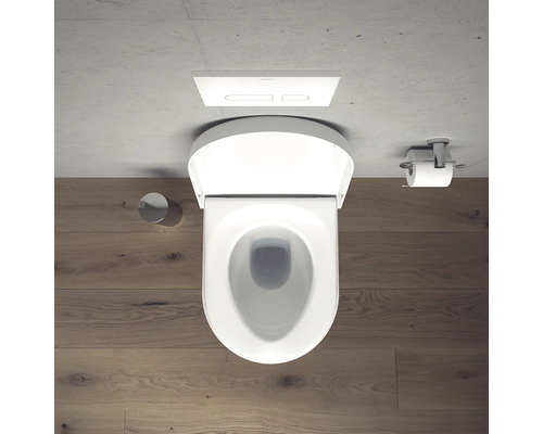 Pohled shora na toaletu s ovládací deskou a držákem toaletního papíru