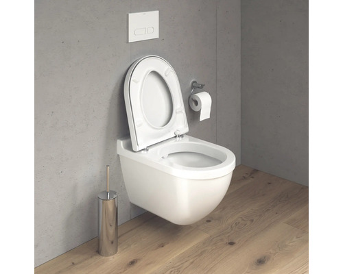 Závěsný klozet s toaletní štětkou a držákem papíru v koupelně