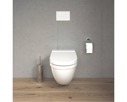 Scéna se závěsným záchodem, ovládací deskou, držákem toaletního papíru a štětkou na WC.