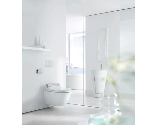 Moderní koupelna s nástěnným sprchovým záchodem a umyvadlem