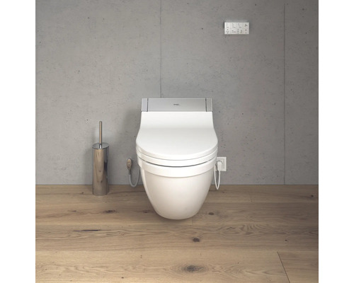 Bílé sprchovací WC s toaletní štětkou v koupelně