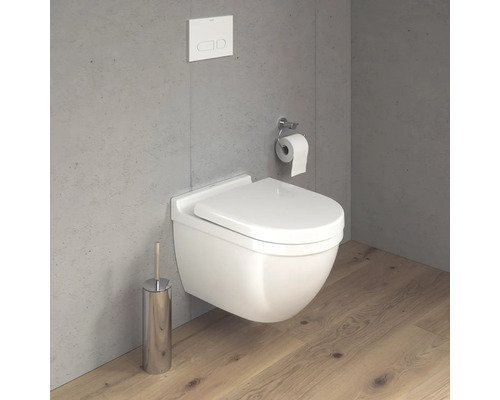 Závěsný klozet s držákem toaletního papíru, splachovací nádržkou a WC kartáčem