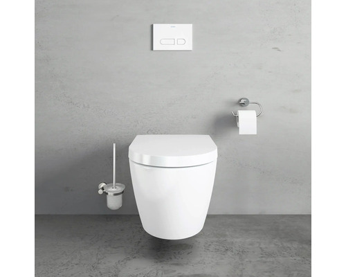 Scéna se závěsným WC, držákem na toaletní kartáč, držákem toaletního papíru a ovládacím panelem v koupelně