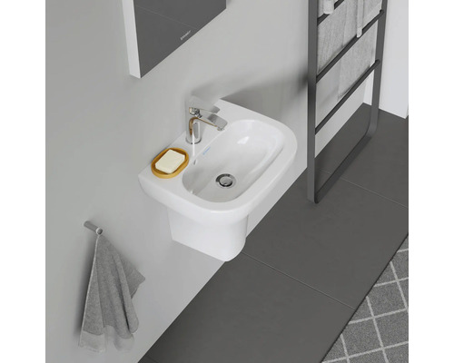 Pohled shora na koupelnu s umyvadlem, vodovodní baterií a držákem na ručníky